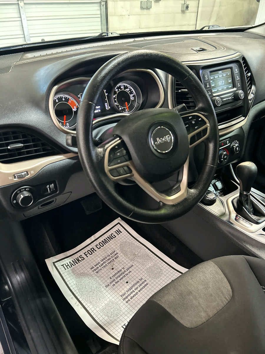 Used 2017 Jeep Cherokee Sport AWD/4WD image 9