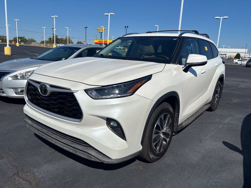Used 2021 Toyota Highlander XLE FWD image 1