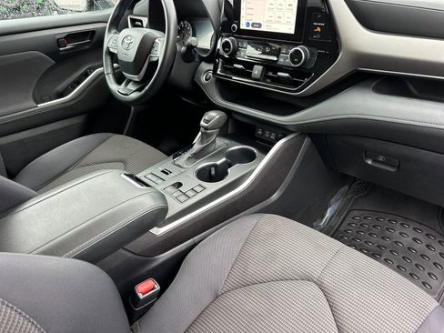 Used 2024 Toyota Highlander LE image 16