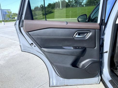 Used 2023 Nissan Rogue Platinum AWD/4WD image 17