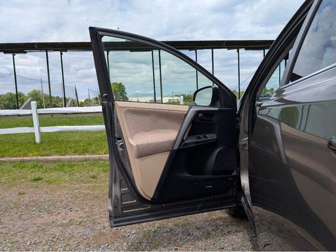 Used 2013 Toyota RAV4 XLE AWD/4WD image 10
