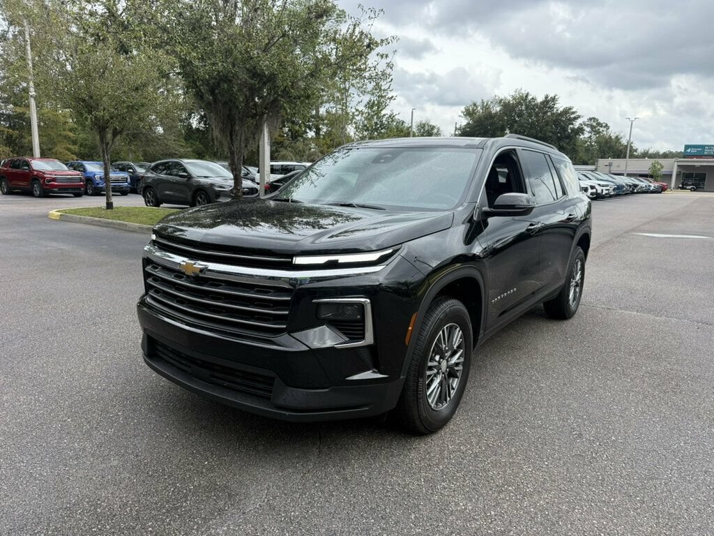 Used 2026 Chevrolet Traverse LT FWD image 1