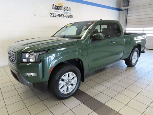 Used 2022 Nissan Frontier SV image 2