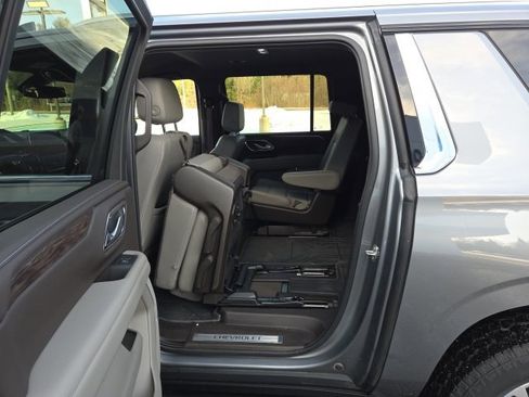 Used 2022 Chevrolet Suburban LT image 47