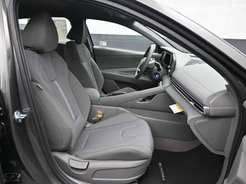 Used 2025 Hyundai Elantra SE FWD image 11