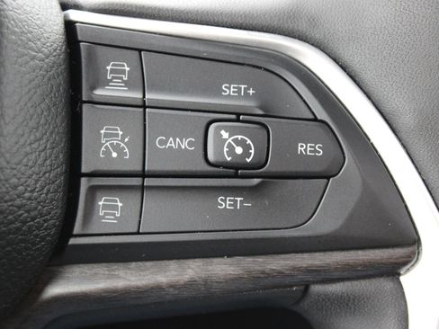 Used 2024 Jeep Grand Cherokee L Limited w/ Luxury Tech Group II AWD/4WD image 19