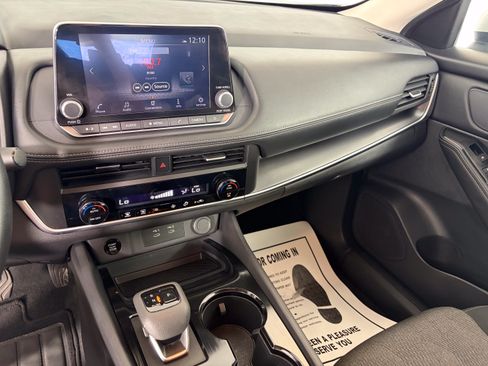 Used 2024 Nissan Rogue SV FWD image 4