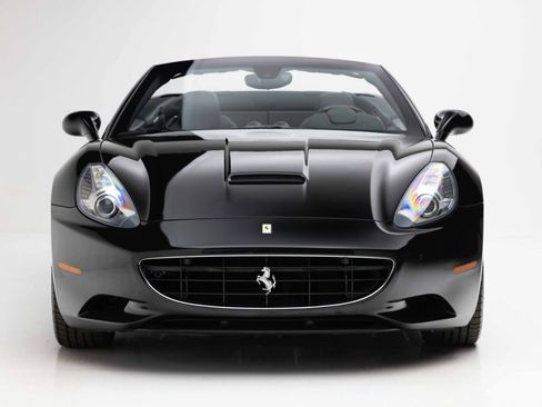 Used 2010 Ferrari California RWD image 23