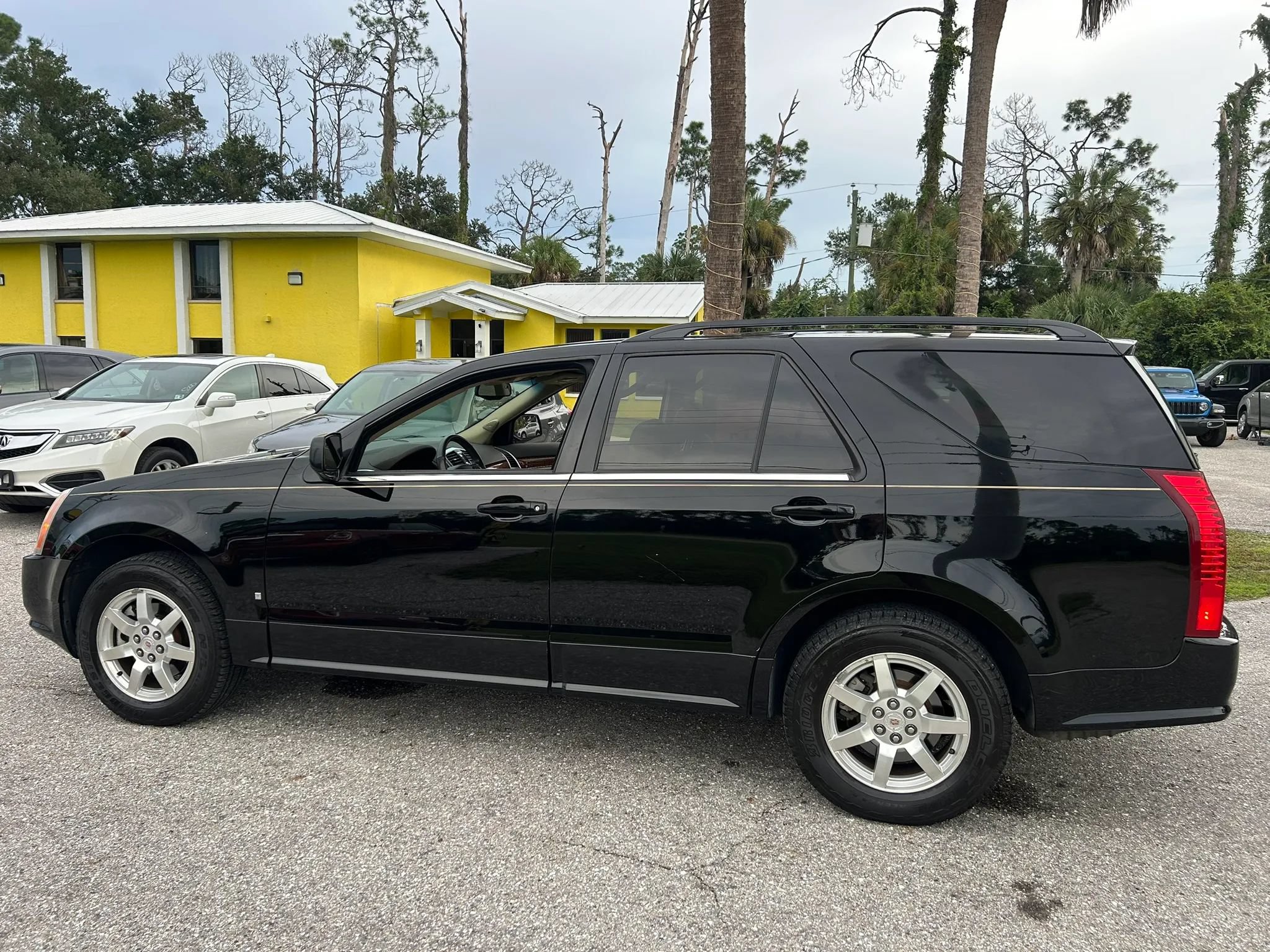 Used 2008 Cadillac SRX AWD w/ Utility Package image 2