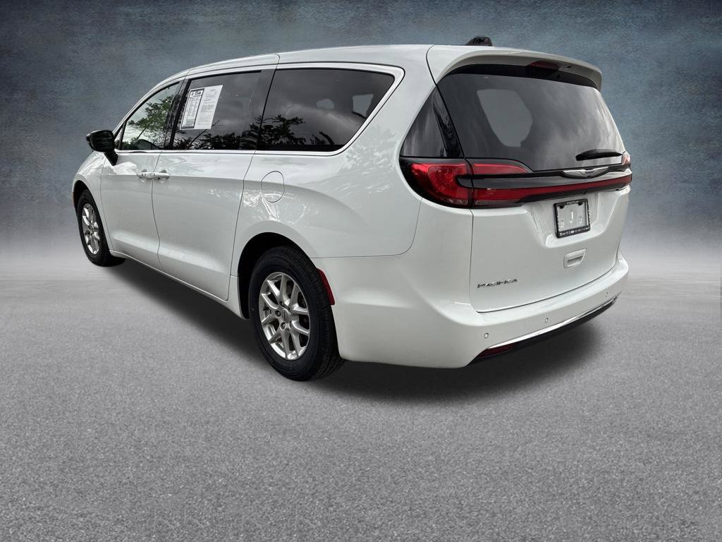 Used 2024 Chrysler Pacifica Touring-L FWD image 3