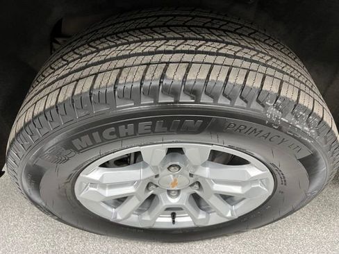 Used 2025 Chevrolet Suburban LT w/ Comfort Package image 15