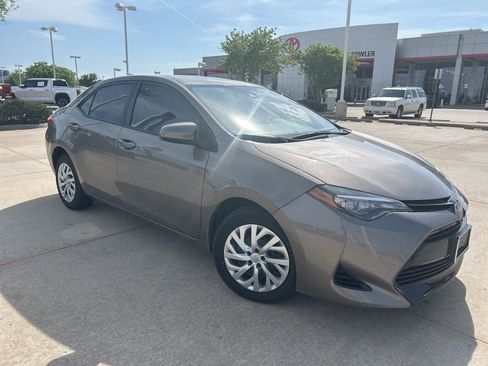 Used 2017 Toyota Corolla LE image 2