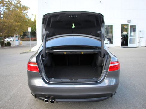 Used 2018 Jaguar XE Premium image 36