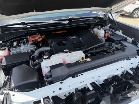 Used 2024 Toyota Tundra Limited AWD/4WD image 28