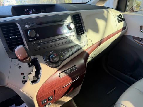 Used 2013 Toyota Sienna XLE image 8