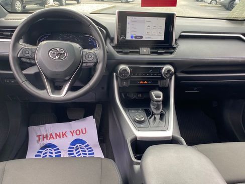 Used 2025 Toyota RAV4 SE image 8