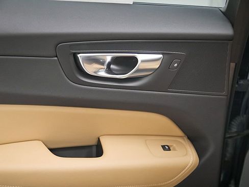 Certified 2025 Volvo XC60 B5 Ultra image 21
