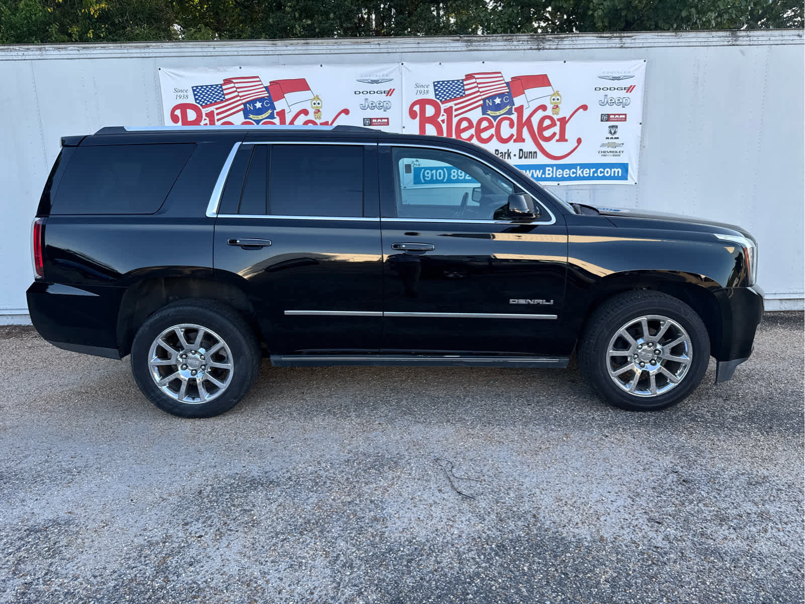 Used 2015 GMC Yukon Denali w/ Touring Package AWD/4WD image 2