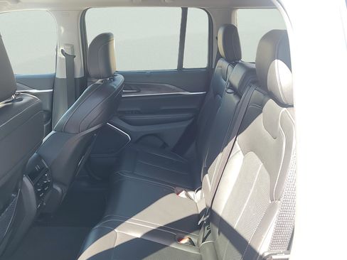 Used 2022 Jeep Grand Cherokee Limited w/ Luxury Tech Group II image 13