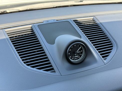 Used 2025 Porsche Macan AWD/4WD image 18