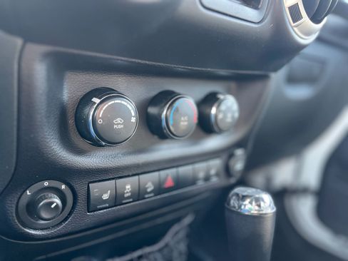 Used 2015 Jeep Wrangler Unlimited Rubicon w/ Connectivity Group image 20