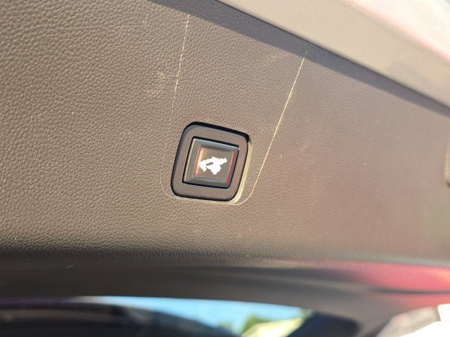 Used 2022 Chevrolet Traverse LT FWD image 13