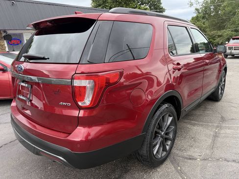 Used 2017 Ford Explorer XLT w/ Equipment Group 202A AWD/4WD image 18