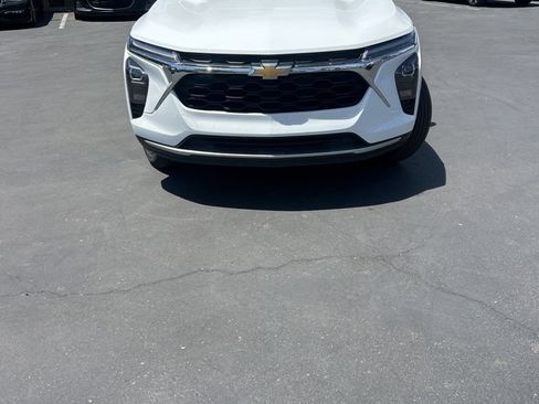 Used 2025 Chevrolet Trax LT w/ LT Convenience Package FWD image 4