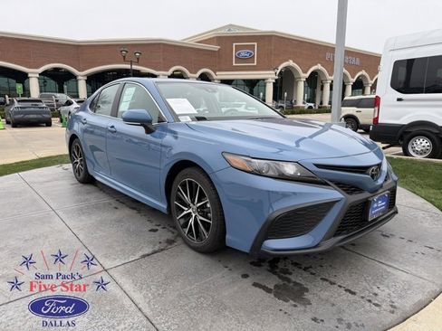 Used 2024 Toyota Camry SE image 1