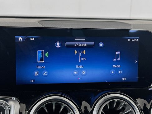 Used 2025 Mercedes-Benz GLB 250 4MATIC image 21