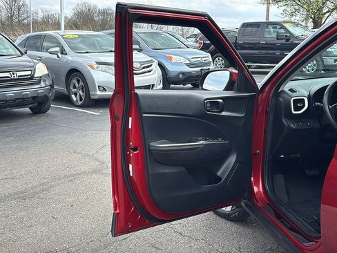 Used 2023 Hyundai Venue Limited image 11