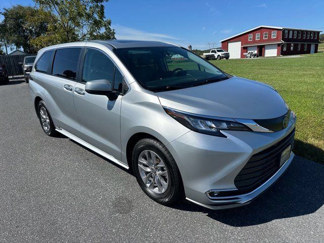 Used 2022 Toyota Sienna XLE AWD/4WD image 6