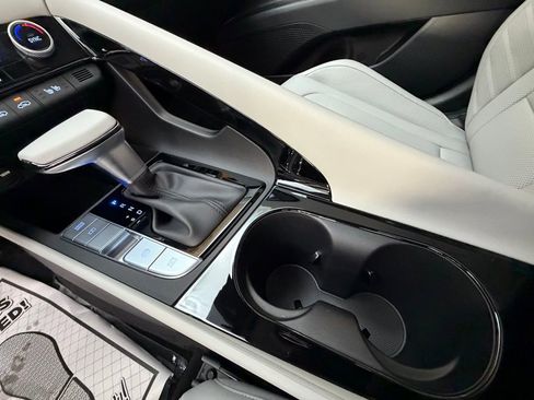 Certified 2025 Hyundai Elantra Limited image 19