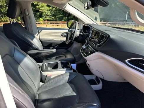 Used 2022 Chrysler Pacifica Touring-L FWD image 24