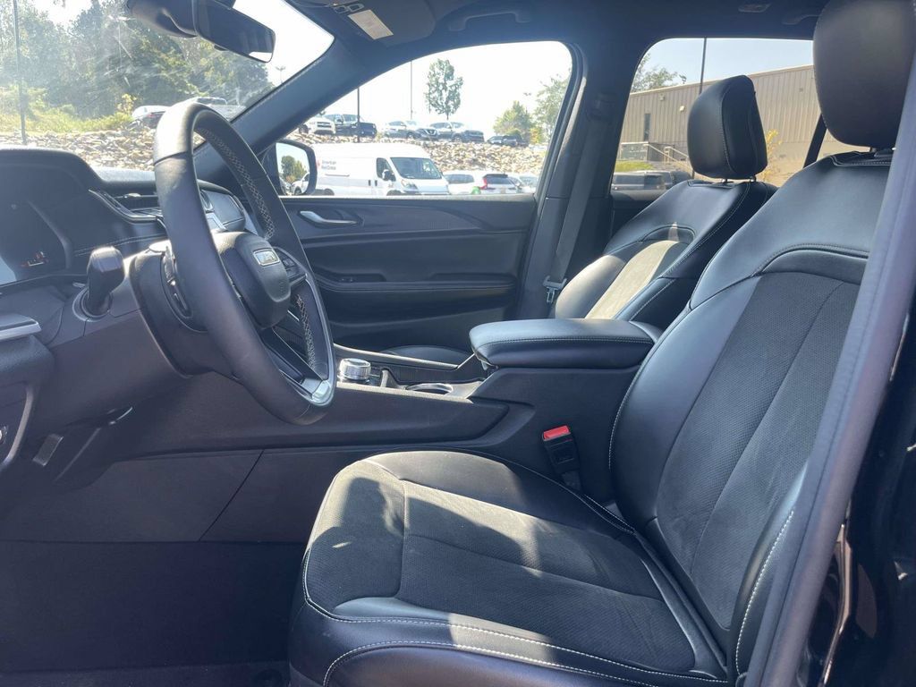 Used 2025 Jeep Grand Cherokee Altitude AWD/4WD image 17