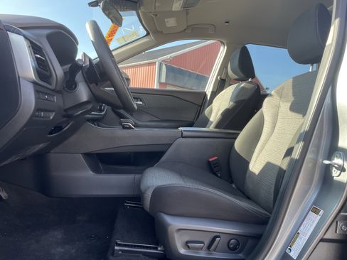 Used 2023 Nissan Rogue SV image 11