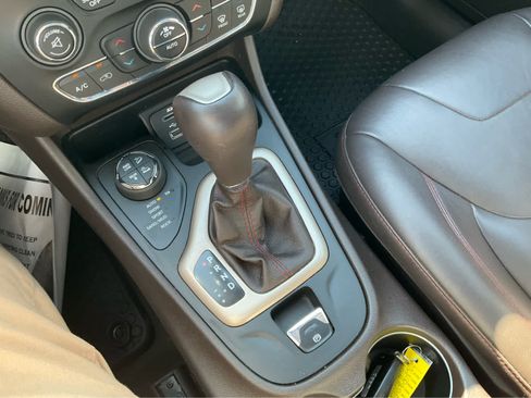 Used 2019 Jeep Cherokee Trailhawk w/ Cold Weather Group AWD/4WD image 14