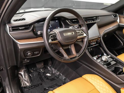 Used 2023 Jeep Grand Cherokee L Summit AWD/4WD image 5