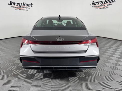 Used 2025 Hyundai Elantra SE FWD image 8