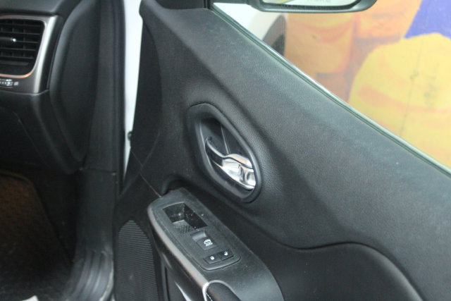 Used 2019 Jeep Cherokee Latitude w/ Cold Weather Group FWD image 11