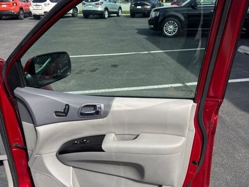 Used 2012 Kia Sedona EX w/ Luxury Pkg image 17