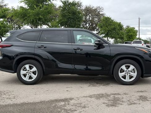 Certified 2025 Toyota Highlander LE FWD image 4