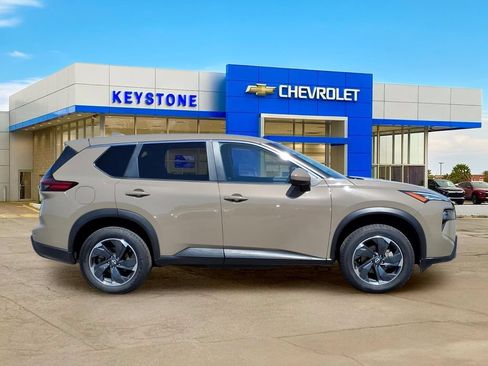 Used 2024 Nissan Rogue SV AWD/4WD image 8