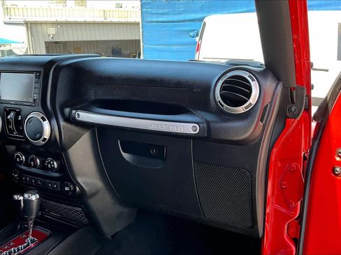 Used 2017 Jeep Wrangler Unlimited Sahara w/ Connectivity Group AWD/4WD image 17