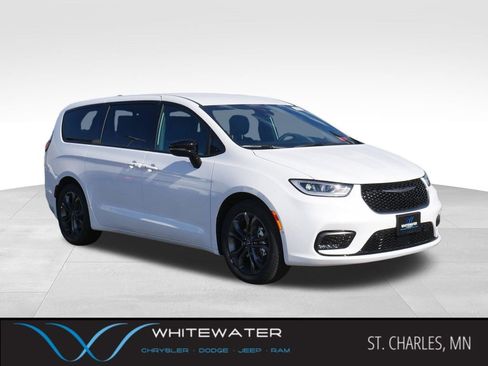 New 2026 Chrysler Pacifica Select image 1