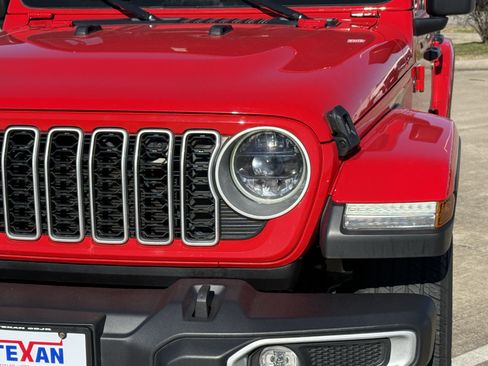 Used 2025 Jeep Wrangler Sahara image 11