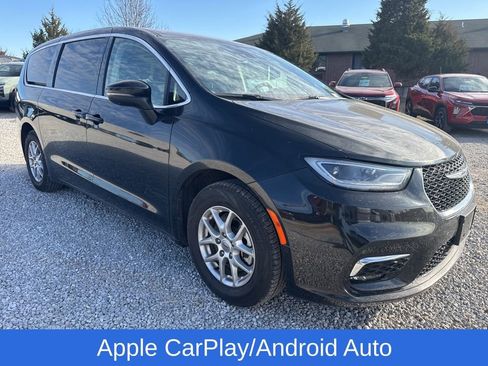 Used 2023 Chrysler Pacifica Touring-L image 2