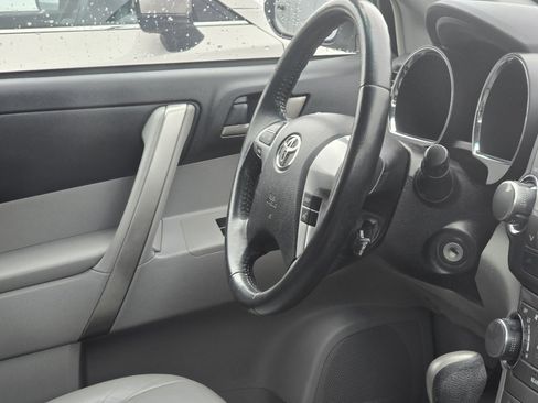 Used 2011 Toyota Highlander SE w/ Tow Pkg image 19