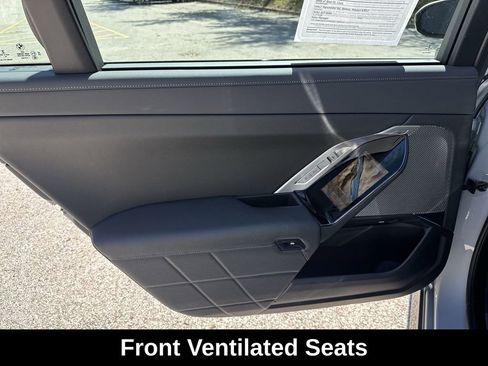 Used 2023 BMW 760i xDrive image 32