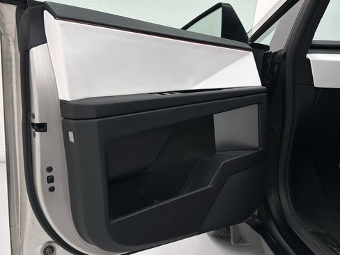 Used 2024 Tesla Cybertruck AWD Crew Cab image 23